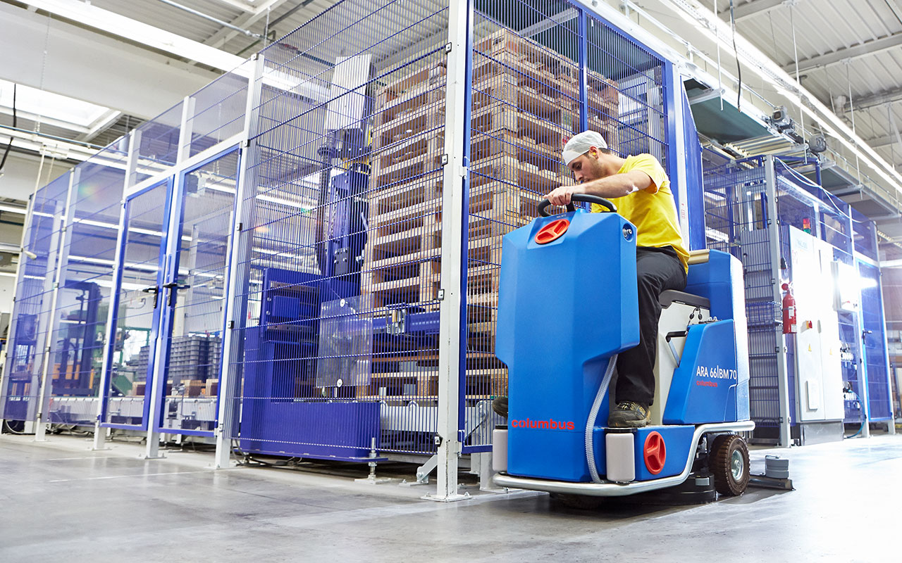 Contract cleaner warehouse cleaning